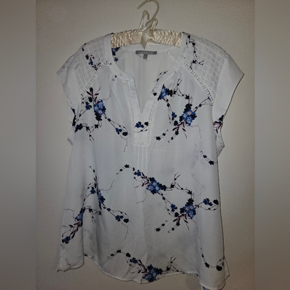 Daniel Rainn White Floral Split-Neck Cap Sleeve Blouse
